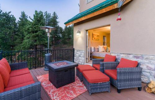 Bailey Casa | Cozy Mountain Retreat W Hot Tub & Decks