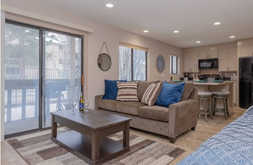 Mammoth Lakes Condominio | Cozy Mountain Studio in Heart of Mammoth - Hot Tub and Close to Shuttle!