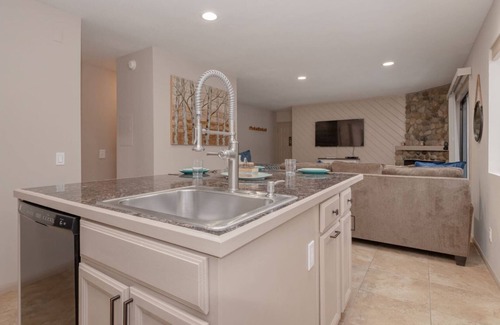 Mammoth Lakes Condominio | Cozy Mountain Studio in Heart of Mammoth - Hot Tub and Close to Shuttle!