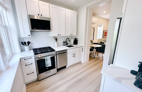 Evanston Apartamento | Cozy Neighborhood Escape: Near Northwestern-Chicago-Beaches & More