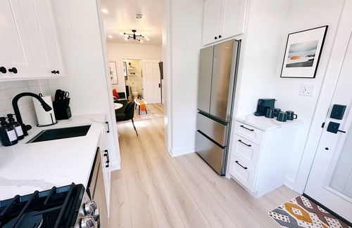 Evanston Apartamento | Cozy Neighborhood Escape: Near Northwestern-Chicago-Beaches & More