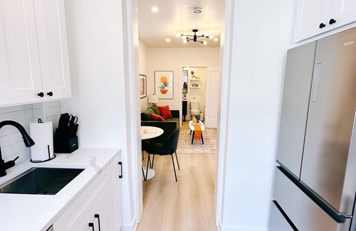 Evanston Apartamento | Cozy Neighborhood Escape: Near Northwestern-Chicago-Beaches & More