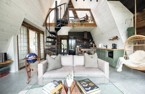 Lyndon Cabina | Cozy New A-frame on The Kingdom Trails with A/C, Wood Stove, Firepit, Foosball