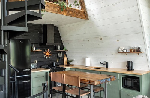 Lyndon Cabina | Cozy New A-frame on The Kingdom Trails with A/C, Wood Stove, Firepit, Foosball