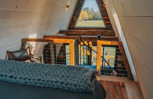 Lyndon Cabina | Cozy New A-frame on The Kingdom Trails with A/C, Wood Stove, Firepit, Foosball