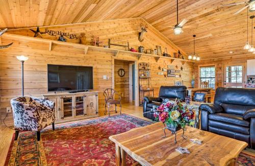 New Braunfels Casa | Cozy New Braunfels Family Cabin with Porch and Views!