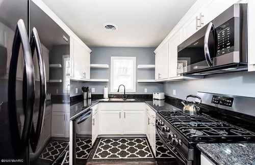 New Buffalo Cabaña | Cozy New Buffalo cottage with hot tub & fire pit. Short walk to downtown!