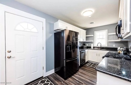 New Buffalo Cabaña | Cozy New Buffalo cottage with hot tub & fire pit. Short walk to downtown!