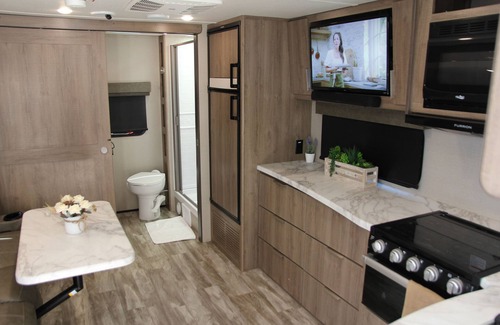 Palmdale Casa | Cozy new trailer situated near restaurants and stores .