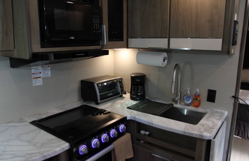 Palmdale Casa | Cozy new trailer situated near restaurants and stores .