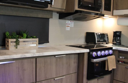 Palmdale Casa | Cozy new trailer situated near restaurants and stores .