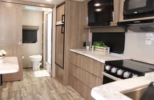 Palmdale Casa | Cozy new trailer situated near restaurants and stores .