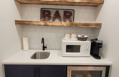 Southeast Calgary Casa | Cozy new unit near restaurants, bars, stores, bus stations, and hospital.