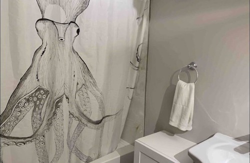 Barrie Casa | Cozy Newly Decorated Unit