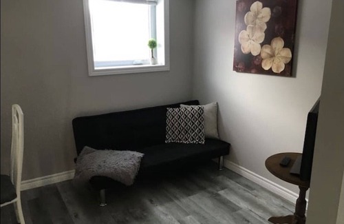 Barrie Casa | Cozy Newly Decorated Unit