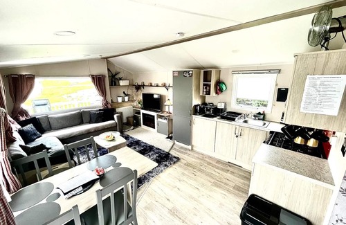 Newquay Cabina | Cozy Newquay Lodge With Private Hot Tub,