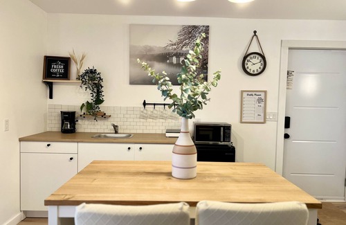 Riverview Cabina | Cozy, nordic guest house located in the heart of Riverview with swimspa.