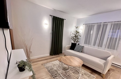 Riverview Cabina | Cozy, nordic guest house located in the heart of Riverview with swimspa.