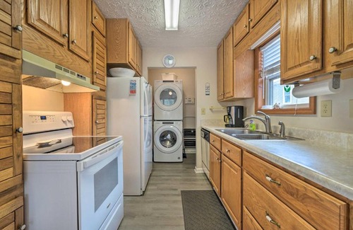 Yaupon Beach Casa | Cozy Oak Island House Less Than 1 Mi to Beaches!