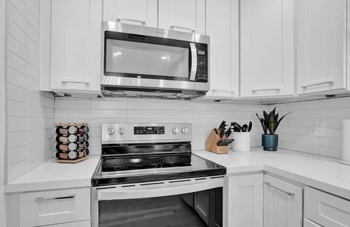 Lake Ridge Apartamento | Cozy Oasis for 2 w/ Insta-worthy Tropical Pool*