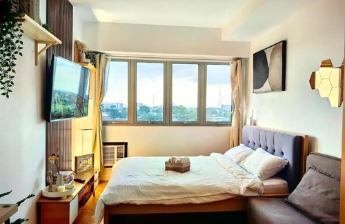 Matandang Balara Apartamento | Cozy Oasis, Mountain + Skyline View, Free Pool
