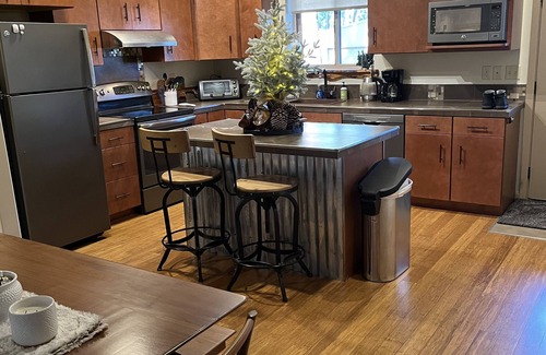 Deschutes River Woods Casa | Cozy Oasis on 1 acre in BEND