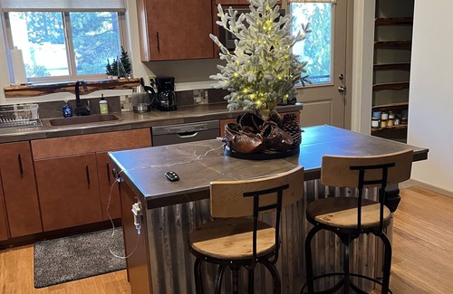 Deschutes River Woods Casa | Cozy Oasis on 1 acre in BEND