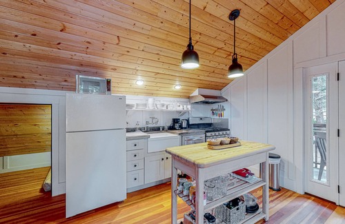 Shelter Cove Cabaña | Cozy ocean view home with balcony, well-equipped kitchen, & fireplace