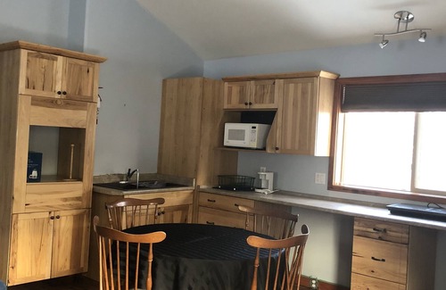 Courtenay Cabaña | Cozy ocean view retreat is located on the beautiful seaside walking biking trail