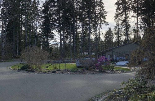 Courtenay Cabaña | Cozy ocean view retreat is located on the beautiful seaside walking biking trail