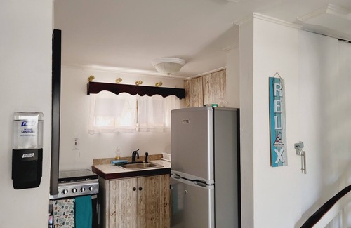 West End Apartamento | Cozy Ocean View Studio with Loft & Patio