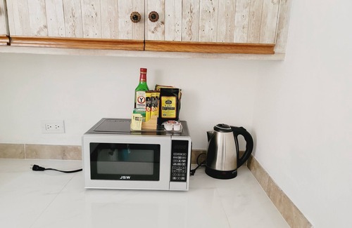 West End Apartamento | Cozy Ocean View Studio with Loft & Patio