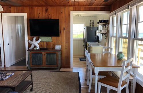 Sea Retreat Casa | ¡NUEVO EN EL MERCADO! Vintage 1950 Oceanfront Cottage - restaurado y actualizado con amor!