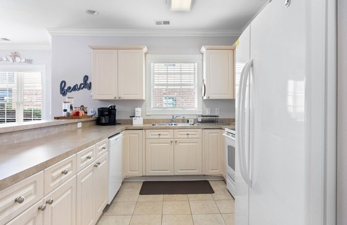 Central Myrtle Beach Apartamento | Cozy Oceanview 3BR w/ Private Balcony & 7 Pools - Dog Stays Free