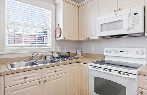 Central Myrtle Beach Apartamento | Cozy Oceanview 3BR w/ Private Balcony & 7 Pools - Dog Stays Free