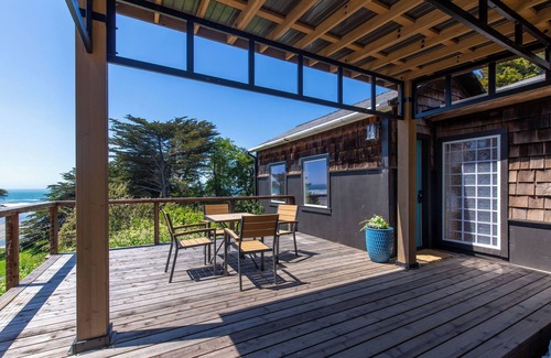 Westhaven-Moonstone Cabina | Cozy Oceanview Cabin Near Moonstone Beach – Hike, Surf & Explore the Redwoods