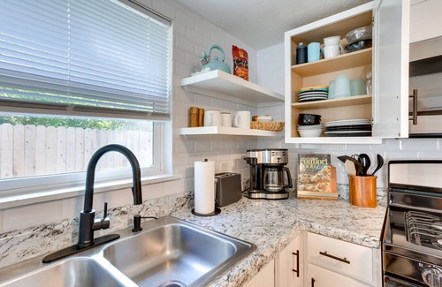 Norman Cabaña | Cozy Oklahoma Getaway w/ Covered Patio