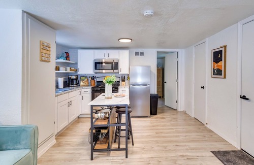 Norman Cabaña | Cozy Oklahoma Getaway w/ Covered Patio