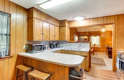 Davis Casa | Cozy Oklahoma Retreat w/ Patio, Fire Pit & Grill!