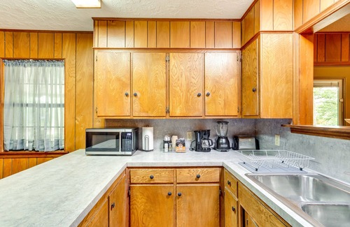 Davis Casa | Cozy Oklahoma Retreat w/ Patio, Fire Pit & Grill!