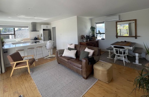Red Beach Casa | Cozy on the coast - 5 minute walk to the beach (Pet friendly!)