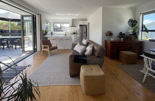 Red Beach Casa | Cozy on the coast - 5 minute walk to the beach (Pet friendly!)