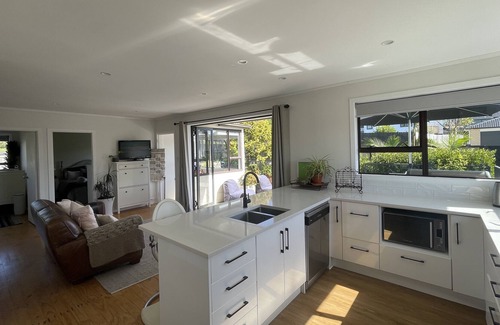 Red Beach Casa | Cozy on the coast - 5 minute walk to the beach (Pet friendly!)