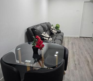 West Edmonton Apartamento | Cozy One bedroom BSMT Apartment