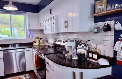 Observation Hill Apartamento | Cozy Panoramic Lake and Lift Bridge Views