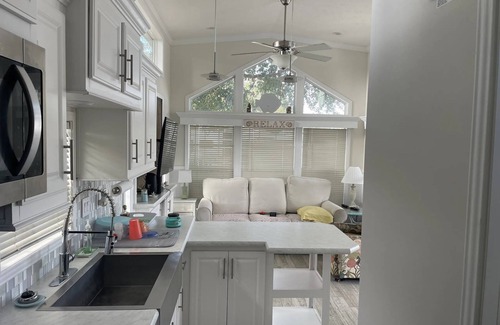 Newport Alquiler De RV | Cozy park model at campground in enchanting Newport NC.