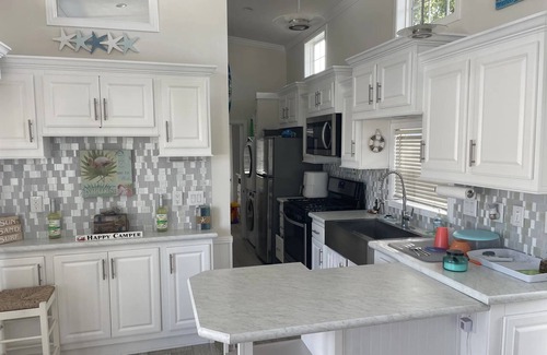 Newport Alquiler De RV | Cozy park model at campground in enchanting Newport NC.