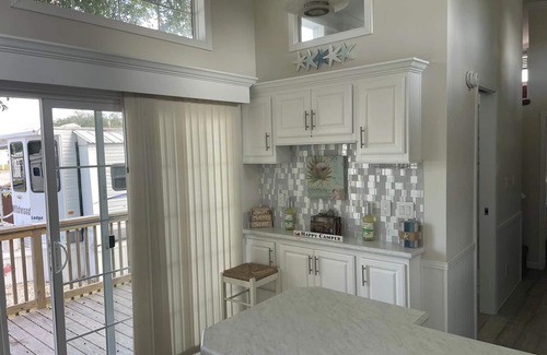 Newport Alquiler De RV | Cozy park model at campground in enchanting Newport NC.