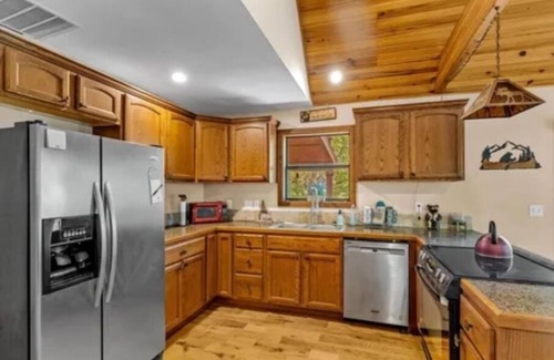 Golden Cabina | Cozy peaceful cabin with games, massage chair and fire pit! Bring your kayaks!!