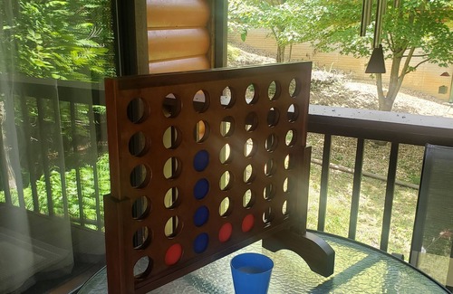 Golden Cabina | Cozy peaceful cabin with games, massage chair and fire pit! Bring your kayaks!!